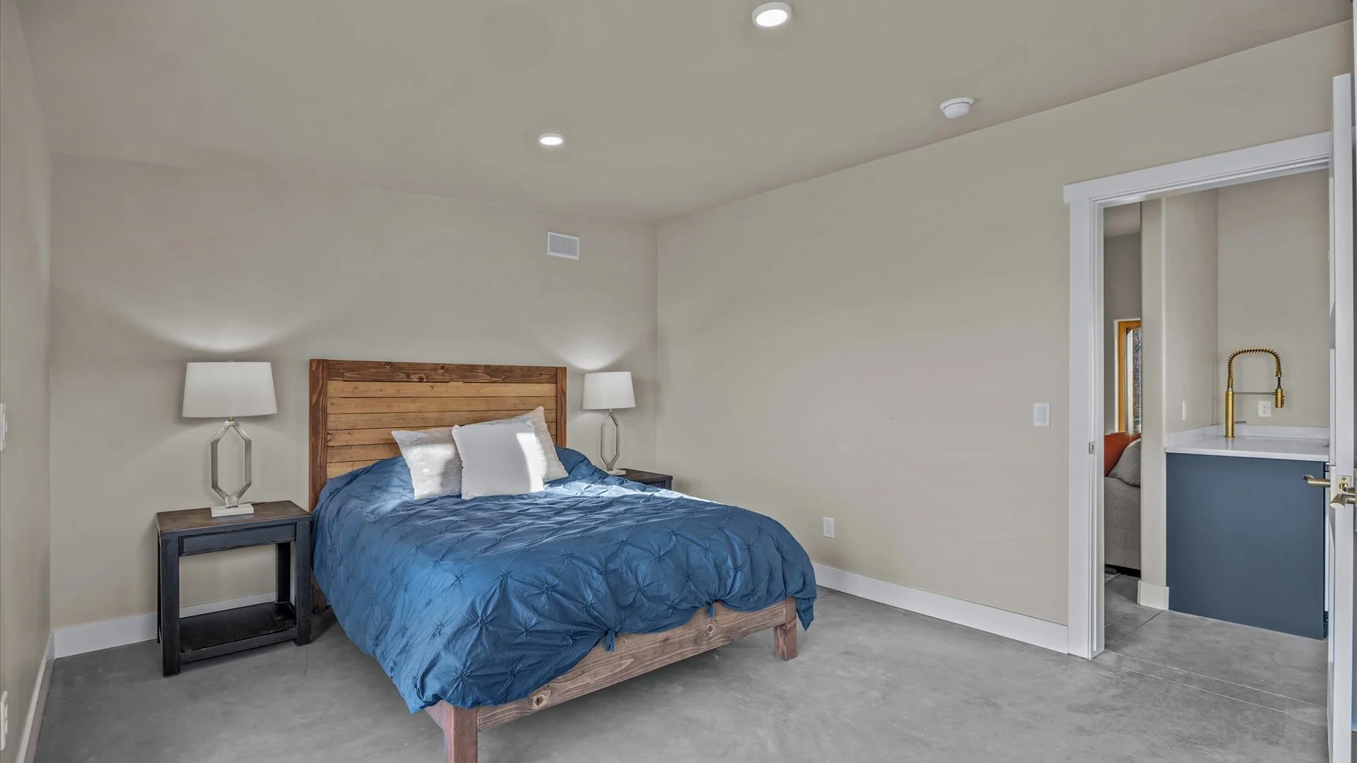 17-1970 Broadway-17.jpg