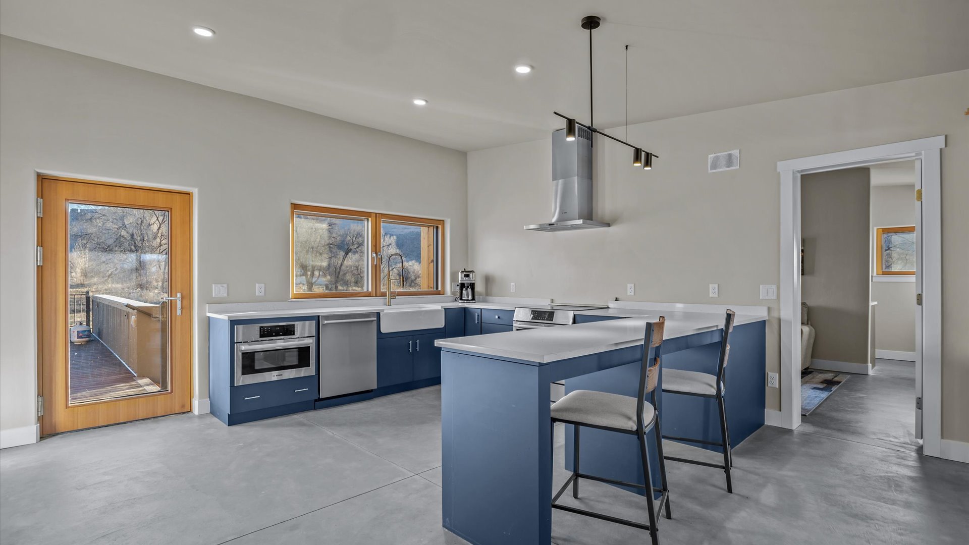 13-1970 Broadway-13.jpg