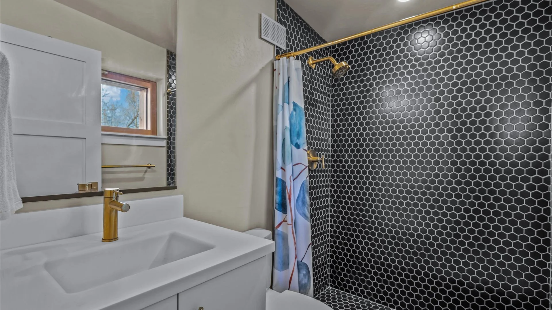 21-1970 Broadway-21.jpg